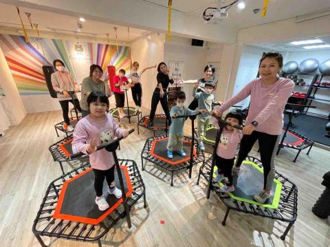 陳咏葳 - 兒童跳床