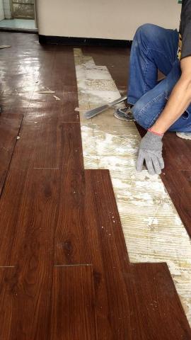 宥哲拆除小團體 - 塑膠地板剃除