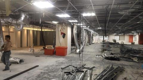 宥哲拆除小團體 - 整層的天花板與牆面稀酸鈣板，木板拆除