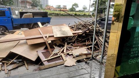 宥哲拆除小團體 - 鐵架上的木條及木板