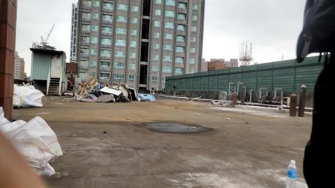 宥哲拆除小團體 - 屋頂的打拆與吊垃圾