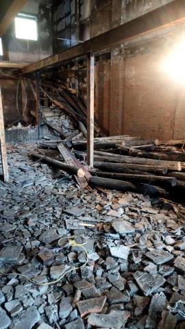 宥哲拆除小團體 - 拆除2樓的原木，地磚樓板