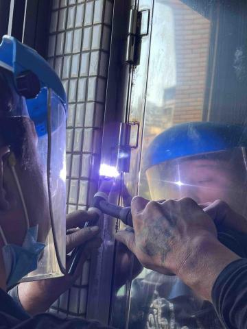 允鑽企業社 - 白鐵門後鈕更換