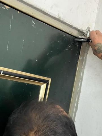 允鑽企業社 - 大門上絞鏈維修更換