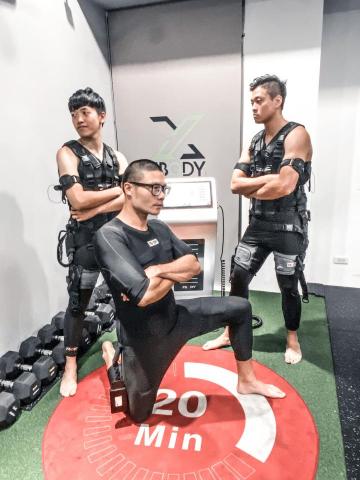 XLINE體適能運動空間 松山店 - EMS 
1較低運動風險
2高效、省時、便捷
3燃燒體脂肪