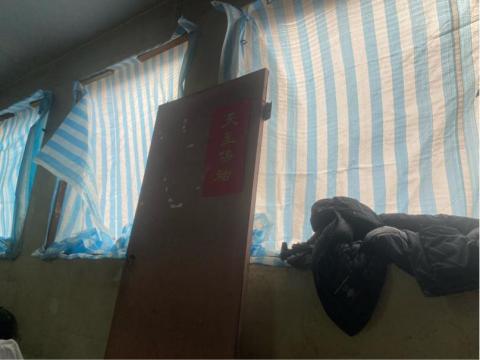 育達工程行 - 新莊 幸福路案場 木窗拆除 防盜鐵窗拆除完畢 封帆布 以防雨水倒灌進室內 