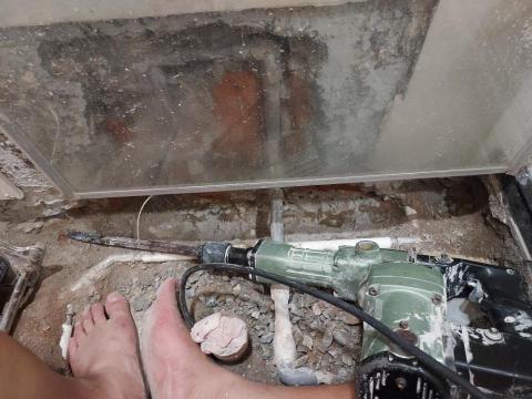 黃建翔 - 廁所查找漏水點