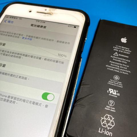 潮宇3C - 門號/手機/配件/維修 - 換過上百顆電池的經驗，來店換電池包你15分鐘快速取機，資料不會動到，又提供半年保固很安心！