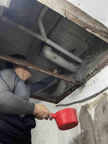 百事工程 - 板橋公寓住宅浴廁天花板,滲透型防水漆施作,透明,無色,無味,無甲醇,符合環保要求,更保護了施作人員的健康 百事工程 - 板橋公寓住宅浴廁天花板,滲透型防水漆施作,透明,無色,無味,無甲醇,符合環保要求,更保護了施作人員的健康