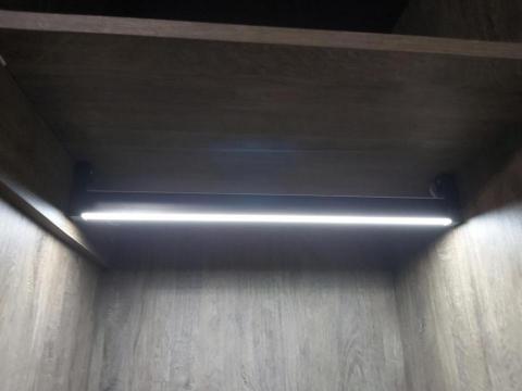 精品廚具.系統櫃 - 吊衣桿內含LED感應燈