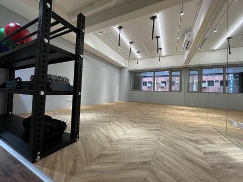 恩榤健康事業有限公司 - 二樓訓練空間，包含懸吊系統，壺鈴，藥球，戰繩，以及瑜珈墊等放鬆器材