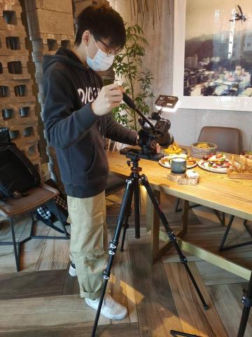 戴華辰 - 工作側拍照