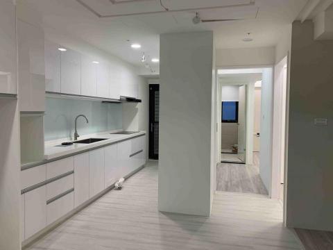 老舍室內裝修有限公司 - 20坪小宅卻擁有3米長的廚房空間，冰箱也收納的乾乾淨淨。