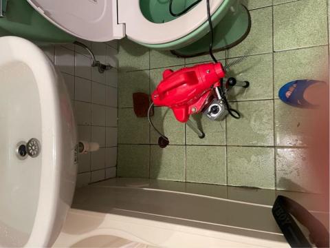 阿勲專業水電維修 - 浴室排水堵塞，通管條勾出大量毛髮