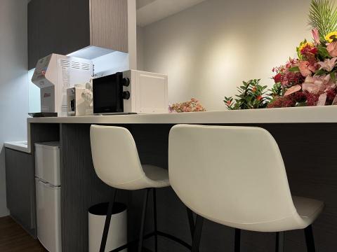 恩榤健康事業有限公司 - 二樓休息空間附馬克杯，咖啡機，以及微波爐可供學員做使用