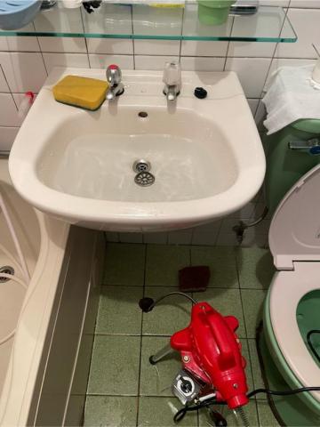 阿勲專業水電維修 - 浴室排水堵塞，通管條勾出大量毛髮