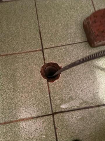 阿勲專業水電維修 - 浴室排水堵塞，通管條勾出大量毛髮
