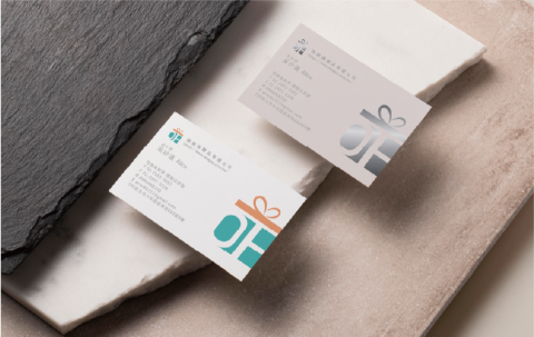 吳妙蓮 - 設計兩款名片
一款已原本配色，配上白底，另一款則是以冷燙的方式呈現燙金的效果，凸顯logo，呈現風格簡約大方，且優雅。