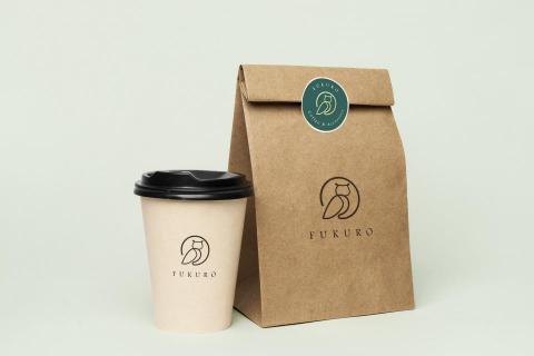 吳妙蓮 - FUKURO是家Coffee&Accessory複合型商店，所賣的飾品以女性的為主，小青新款是，以線條呈現圖案就像金屬勾勒的飾品，以貓頭鷹作為主要元素，顏色的部分以金色為主，典雅也讓人聯想到是飾品。