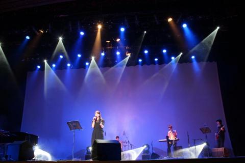 鋼琴自彈自唱教學Loops老師 LoopStudioTw  - 【李泰祥夏日音樂會】2013 / 6 / 8
舞台總監及澄玄樂團演出