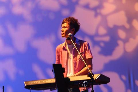 鋼琴自彈自唱教學Loops老師 LoopStudioTw  - 【李泰祥夏日音樂會】2013 / 6 / 8
舞台總監及澄玄樂團演出