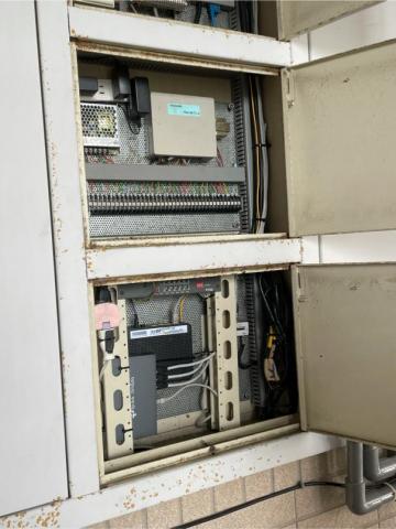 網路拉線工作 - 上圖為弱電箱整理後及router安裝後的完工照