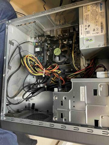 網路拉線工作 - 此圖為客戶電腦硬碟故障 協助採購及更換並將主機內部清潔 cpu 重上散熱膏之施工前照 因時間關係故而無將施工後照拍攝