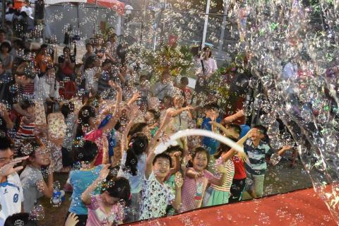 台南市魔術協會 - 夢幻泡泡樂園:充滿童話色彩的奇幻泡泡秀!看泡泡大師如何在空中畫出超大泡泡,還有小朋友都為之瘋狂的泡泡套人和泡泡雨喔! 台南市魔術協會 - 夢幻泡泡樂園:充滿童話色彩的奇幻泡泡秀!看泡泡大師如何在空中畫出超大泡泡,還有小朋友都為之瘋狂的泡泡套人和泡泡雨喔!