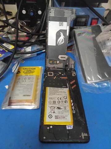 晨創手機維修燈光設計/手機改裝維修工作室 - ROG手機更換電池 面板 晨創手機維修燈光設計/手機改裝維修工作室 - ROG手機更換電池 面板
