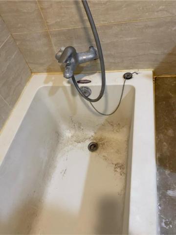 董家瑋 - 浴缸（打掃前）