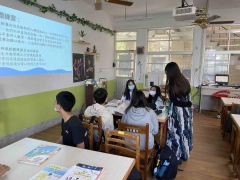 林和欣 - 在花蓮縣壽豐國中教假日輔導的課堂照片
