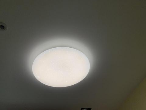 智能家居個人工作室 - 房間內可調亮度顏色的吸頂燈