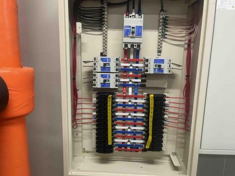 順鵬水電工程行 - 動力盤結線