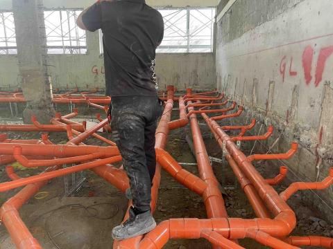 順鵬水電工程行 - 休息站的廁所大底配污水管