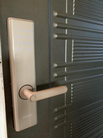 智能家居個人工作室 - 智能門鎖，可依照不同成員進出設定不同情境