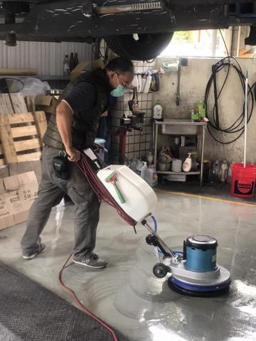 威肯環境有限公司 - 車輛維護中心地板清潔