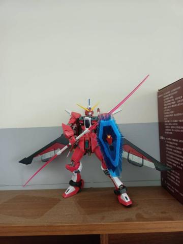 非人類工作室 - 生日朋友送的模型1(已組裝)
不過包裝裡面沒有展台XD
所以就給它擺一個
比較好擺的姿勢