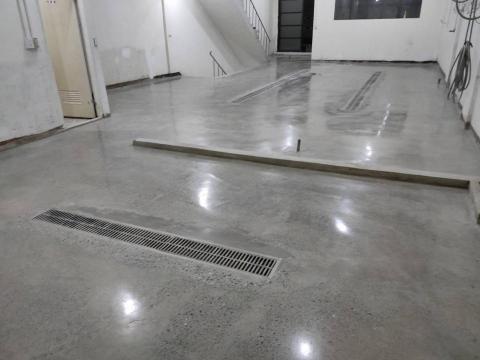 晶彩鋼化地坪 - 豆漿店在汐止的中央廚房正在裝修,正在尋找合適的地板做法,考量機器重量重壓與潮濕環境,需要能承重暨防水,最後選擇晶彩鋼化地坪來做能長久使用的堅固地板。 晶彩鋼化地坪 - 豆漿店在汐止的中央廚房正在裝修,正在尋找合適的地板做法,考量機器重量重壓與潮濕環境,需要能承重暨防水,最後選擇晶彩鋼化地坪來做能長久使用的堅固地板。