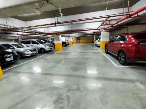 晶彩鋼化地坪 - 坐落在新北市五股區的富雅大樓,地下室總共有三層,B2、B3為既有停車場,因建物超過30年,非常需要進一步維護,原地坪是耐磨地坪,表面磨損嚴重,如果採用傳統打除重建的方式,工程規模勢必浩大,運棄的問題也會顯得不環保,幾經考量,選擇C/P值最高的方案,即應用晶彩鋼化地坪來翻修。 晶彩鋼化地坪 - 坐落在新北市五股區的富雅大樓,地下室總共有三層,B2、B3為既有停車場,因建物超過30年,非常需要進一步維護,原地坪是耐磨地坪,表面磨損嚴重,如果採用傳統打除重建的方式,工程規模勢必浩大,運棄的問題也會顯得不環保,幾經考量,選擇C/P值最高的方案,即應用晶彩鋼化地坪來翻修。