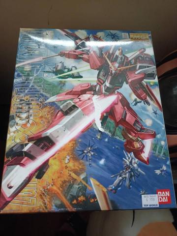 非人類工作室 - 生日朋友送的模型1(組裝前)
因為他們要驚嚇我
先把內容物移出
所以外包裝有撕過XD