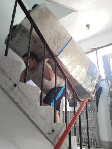 勝天搬家運輸公司 - 冰箱樓梯搬運過程