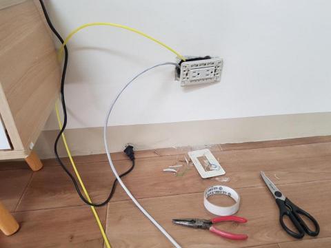 網路拉線工作 - 此圖為客户需求配置獨立網路線一條測試穿線中圖