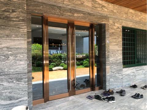 盛杰企業有限公司（金屬工程） - 鍍鈦古銅髮絲 雙開大門