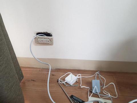 網路拉線工作 - 此為客戶需拉獨立網路線至臥室 施工中的情況