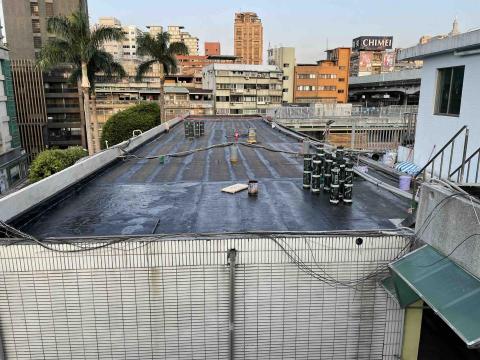 鄭登元 - 學校屋頂熱絨毯施做