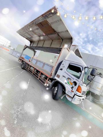 洪志富 - 17T
鷗翼升降尾門
可載貨量：110*110標準板（14板）
可承載重量：6.5噸
長27呎/寬240cm/高240cm