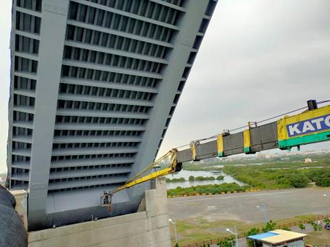 晶彩鋼化地坪 - 鵬灣跨海大橋自2011年完工後,於2020年開始鋼構噴漆作業,依序做除鏽、底漆、中塗漆、面塗漆等工序,克服重重困難給跨海大橋嶄新的面貌。 晶彩鋼化地坪 - 鵬灣跨海大橋自2011年完工後,於2020年開始鋼構噴漆作業,依序做除鏽、底漆、中塗漆、面塗漆等工序,克服重重困難給跨海大橋嶄新的面貌。