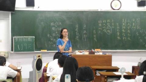 洪于婷 - 在雄女實習時上台試教