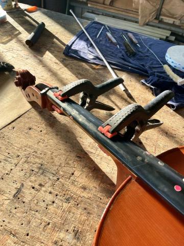 三絕音樂 - 教室附設製琴工坊實景(大提琴維修)