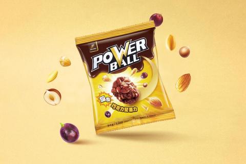 一本設計工作室 - 宏亞食品研發一顆聚合堅果、果乾與脆榖粒、餅乾的巧克力球,一口咬下,香濃巧克力融滑於口伴隨酥脆爽感;口感舌尖蹦出堅果香氣及水果滋味! 讓人精神補給、激勵向上的品牌商品。品牌設計理念:強化品名POWER  BALL的〝W〞結合力量及閃電的聯想(Winner贏家+閃電),品牌期許讓人能量補給、邁向勝利的精神。
Commercial Film:https://www.youtube.com/watch?v 一本設計工作室 - 宏亞食品研發一顆聚合堅果、果乾與脆榖粒、餅乾的巧克力球,一口咬下,香濃巧克力融滑於口伴隨酥脆爽感;口感舌尖蹦出堅果香氣及水果滋味! 讓人精神補給、激勵向上的品牌商品。品牌設計理念:強化品名POWER  BALL的〝W〞結合力量及閃電的聯想(Winner贏家+閃電),品牌期許讓人能量補給、邁向勝利的精神。
Commercial Film:https://www.youtube.com/watch?v